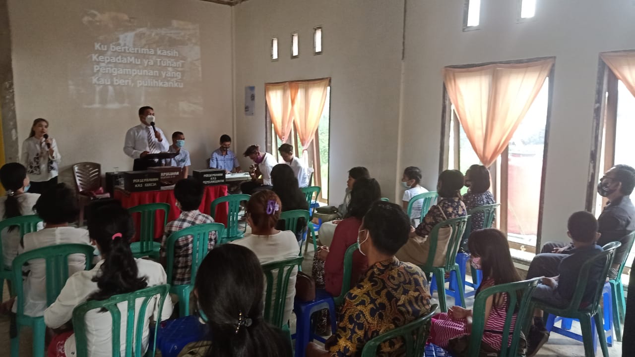 Jemaat GPdI Pniel Bengkuring melakukan peribadatan dengan kondisi apa adanya di kediaman pribadi Pendeta Festivanus Roy Lintang. (Foto: Tim Kaltim Today)